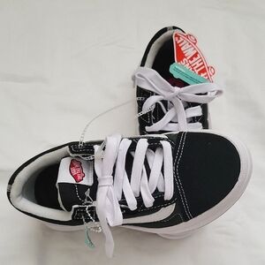 NEW/NO BOX Vans Kids Black and White Sneakers